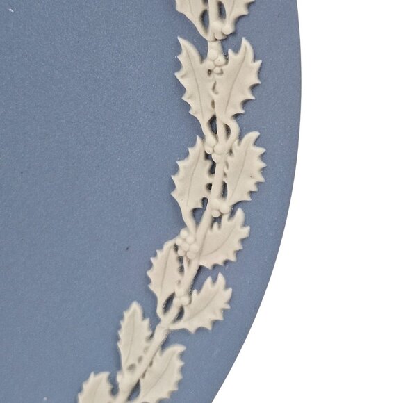 Vintage Wedgwood Collector Plate Lambeth Place Christmas Blue Jasperware 1982 - Picture 6 of 9